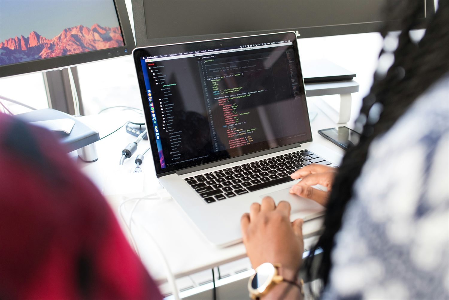 Entwicklung: Programmierung an einem Laptop